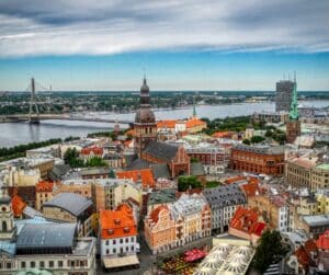 Trenger du å registrere deg for MVA i Latvia? Trenger du en MVA-representant i Latvia? Må du sende inn dine latviske MVA-oppgaver? Da har du kommet til rett sted! Alt om MVA-representasjon i Latvia på 5 minutter!