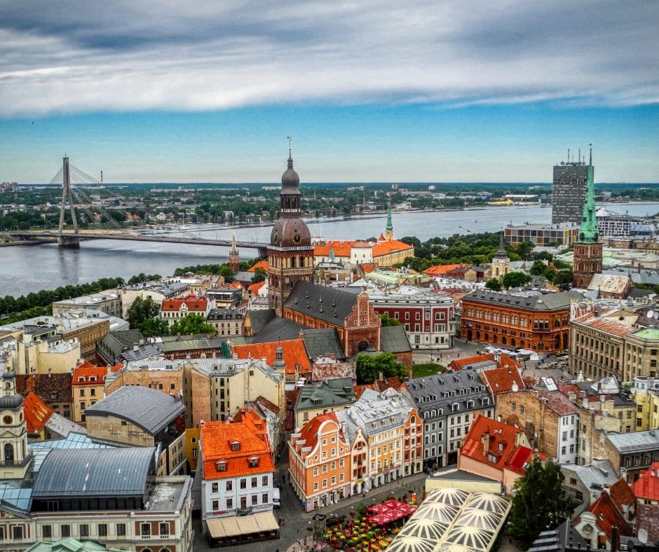 Trenger du å registrere deg for MVA i Latvia? Trenger du en MVA-representant i Latvia? Må du sende inn dine latviske MVA-oppgaver? Da har du kommet til rett sted! Alt om MVA-representasjon i Latvia på 5 minutter!